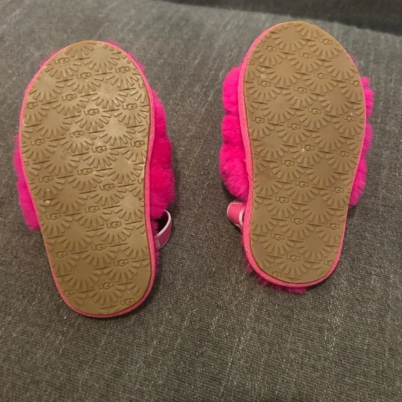 UGG Kids Vibrant Pink Fluffy Slippers - Picture 4 of 4